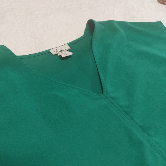 Green cap sleeve v-neck blouse🌿 - Picture 3 of 5